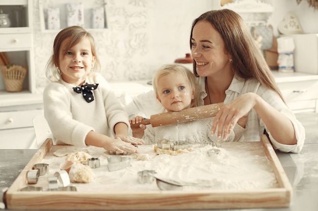 Familie in een keuken. Mooie moeder met dochtertje.