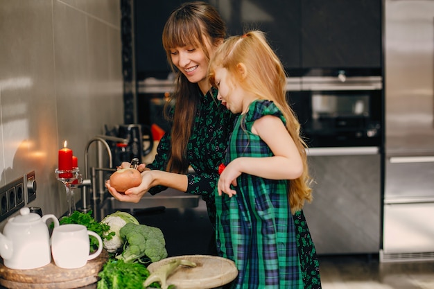 Familie in een keuken