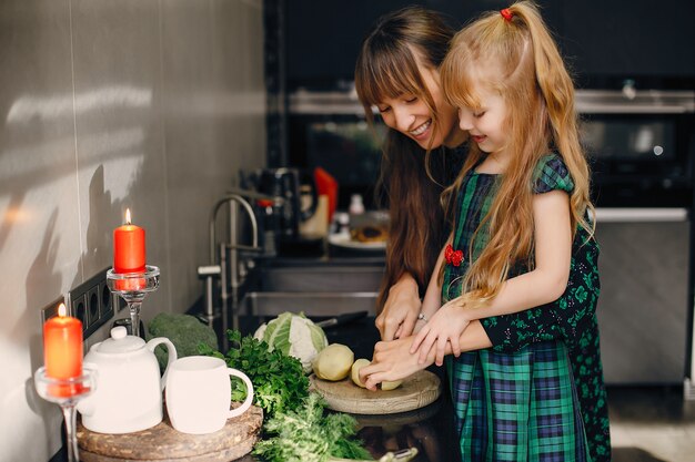 Familie in een keuken