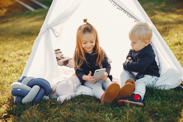 Familie in een park dat op een gras speelt