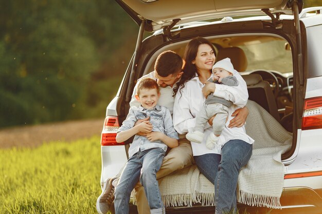 Familie in een zomer bos door de open stam