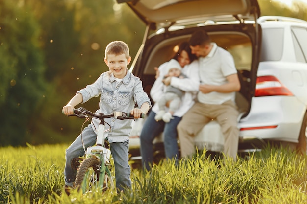 Familie in een zomer bos door de open stam