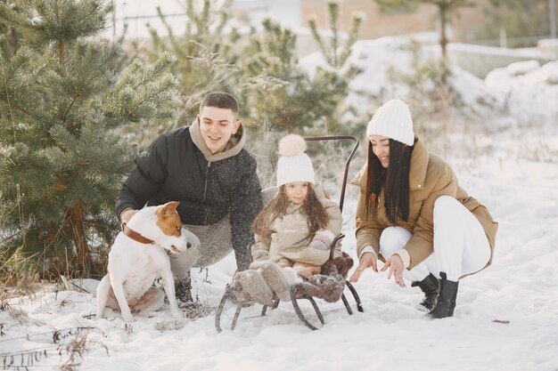 Familie in gebreide wintermutsen op vakantie