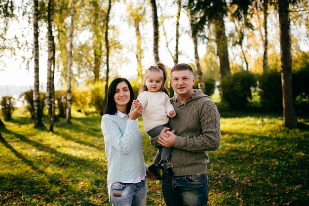 Familie in groene natuur samen