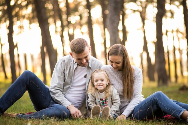 Familie in het bos