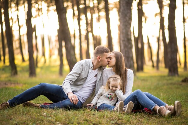 Familie in het bos