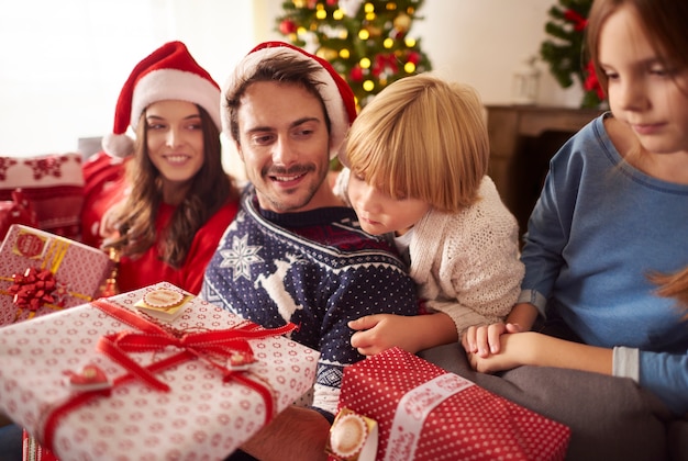 Familie in kersttijd thuis