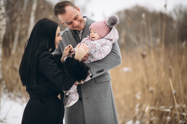 Familie in park in de winter met dochter