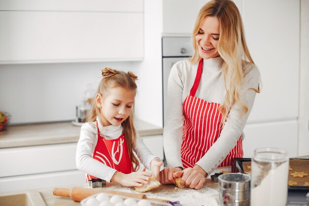 Familie kook het deeg voor koekjes