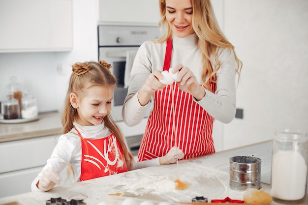 Familie kook het deeg voor koekjes