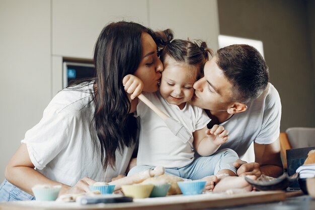 Familie kookt het deeg voor koekjes in de keuken