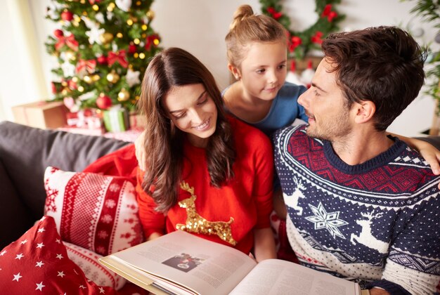 Familie leesboek met Kerstmis