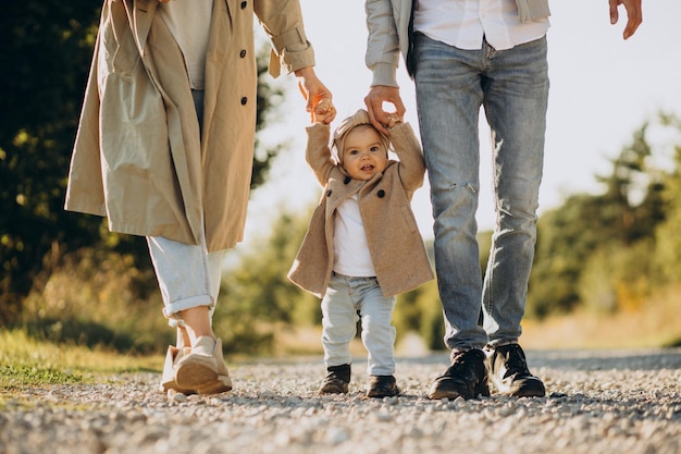 Familie loopt in een veld Klein meisje in de zomerweide Vrouw in een wit overhemd