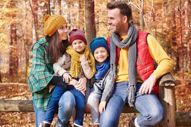 Familie meenemen op geweldige reis naar het bos