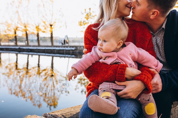 Familie met babydochter die in park loopt