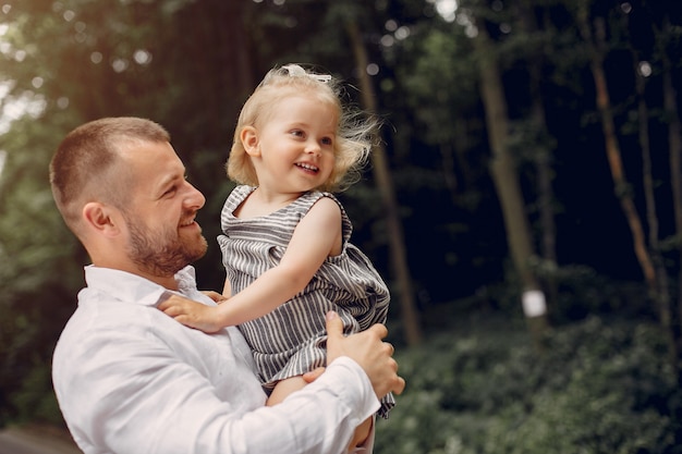 Familie met dochter het spelen in een park