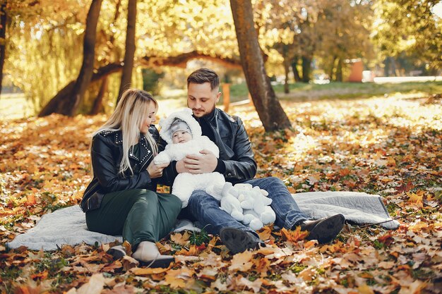 Familie met dochter in een de herfstpark