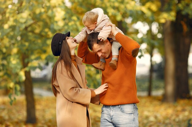 Familie met dochtertje in een herfst park