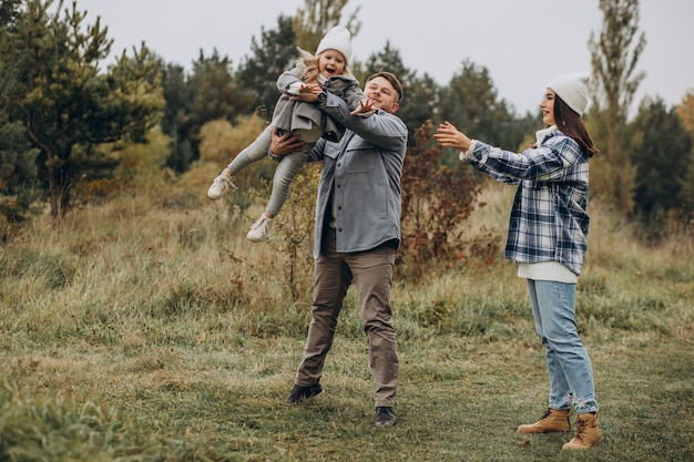 Familie met dochtertje samen in herfstweer met plezier