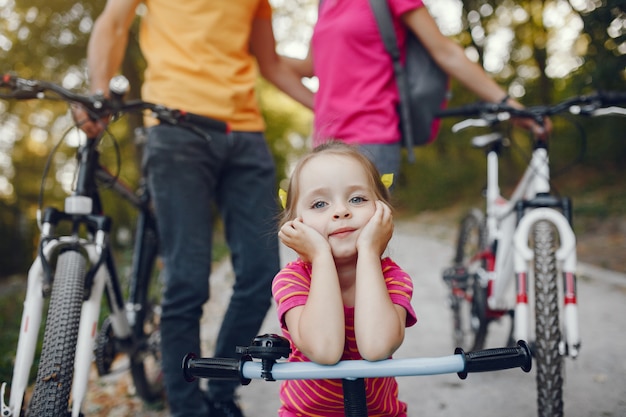 Familie met een fiets in een zomer park