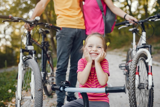 Familie met een fiets in een zomer park