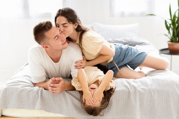 Familie met een leuk moment samen in de slaapkamer