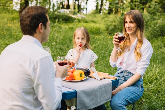 Gratis foto familie met een picknick in de natuur