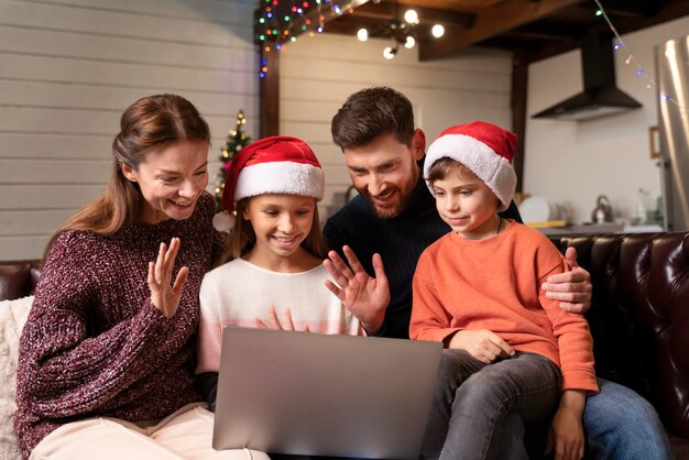Familie met een videogesprek op eerste kerstdag