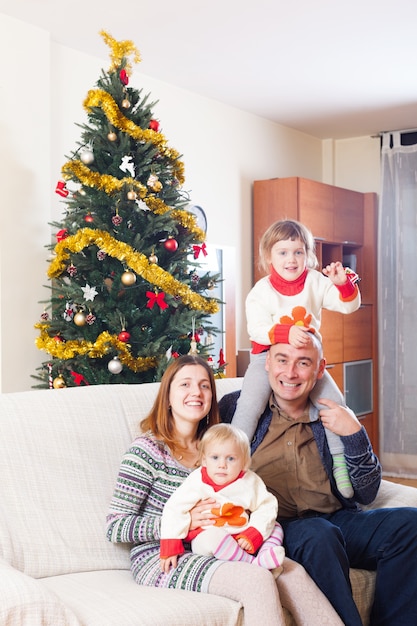 Familie met kerstboom