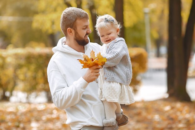 Familie met kleine dochter in een herfst park