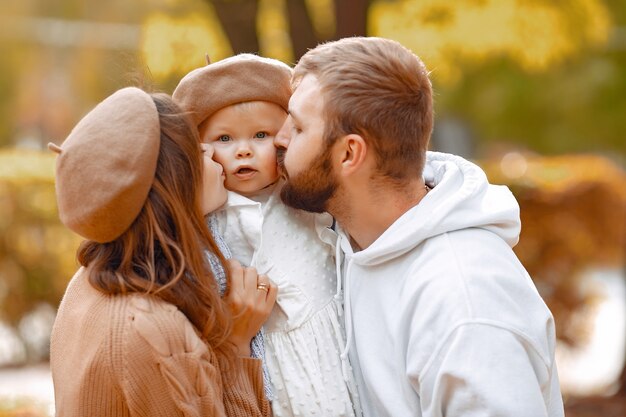 Familie met kleine dochter in een herfst park