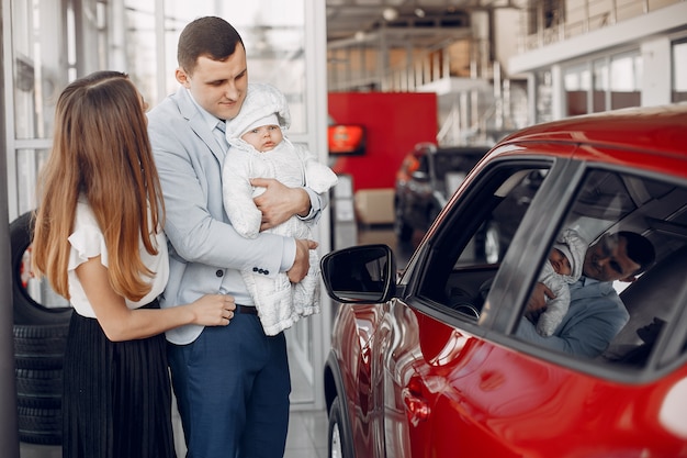 Familie met kleine zoon in een autosalon