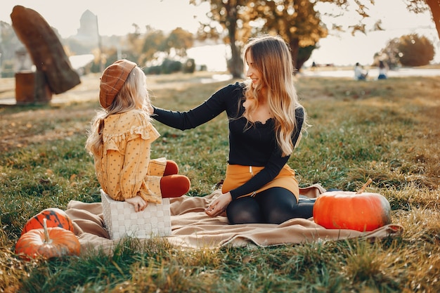 Familie met pompoenen