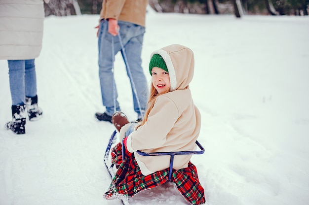 Gratis foto familie met schattige dochters in een winter park