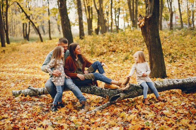 Familie met schattige kinderen in een herfst park