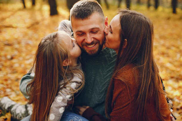 Familie met schattige kinderen in een herfst park