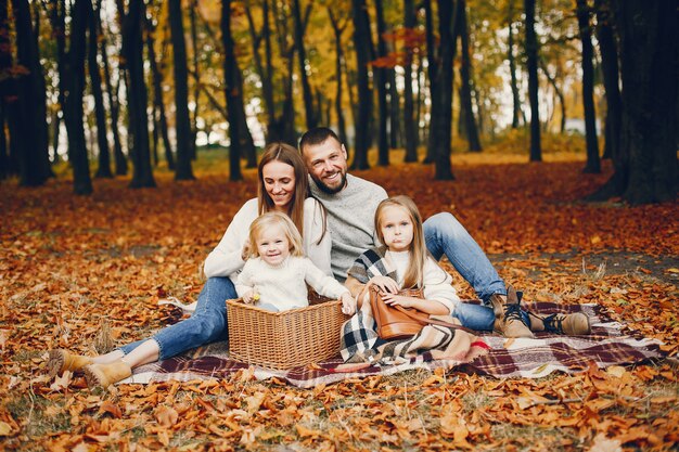 Familie met schattige kinderen in een herfst park