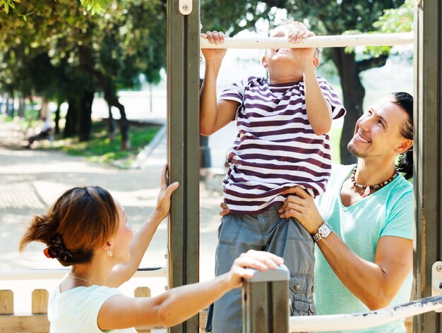 familie met tiener zoon training op pull-up bar