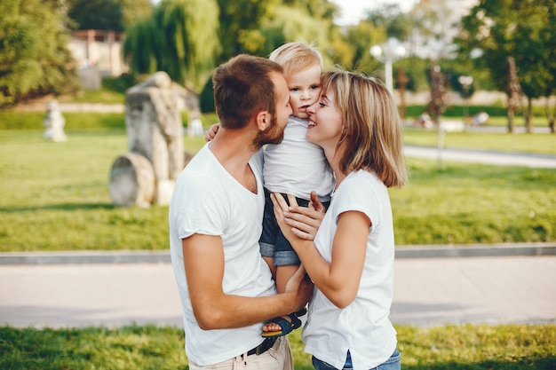 Familie met zoon het spelen in een de zomerpark