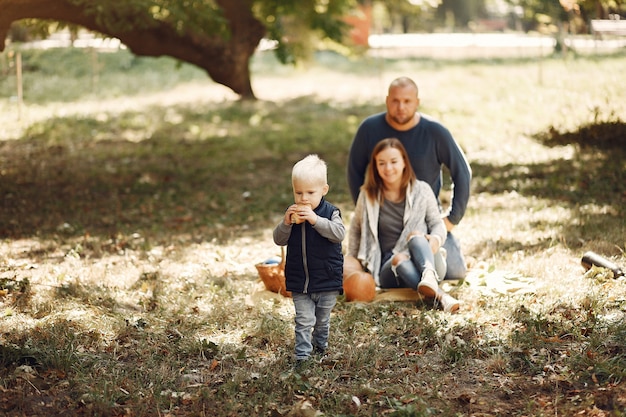 Gratis foto familie met zoontje in een herfst park