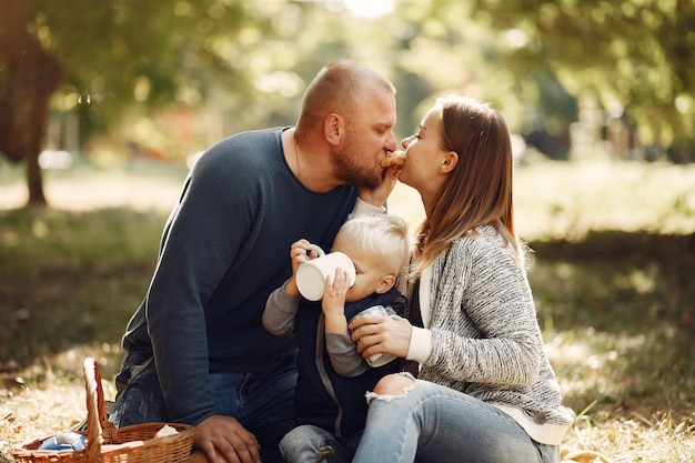 Familie met zoontje in een herfst park