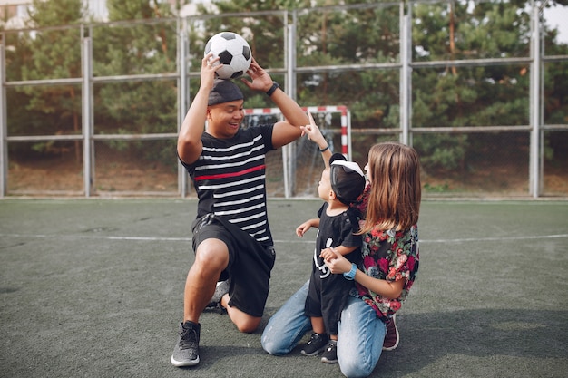 Gratis foto familie met zoontje voetballen