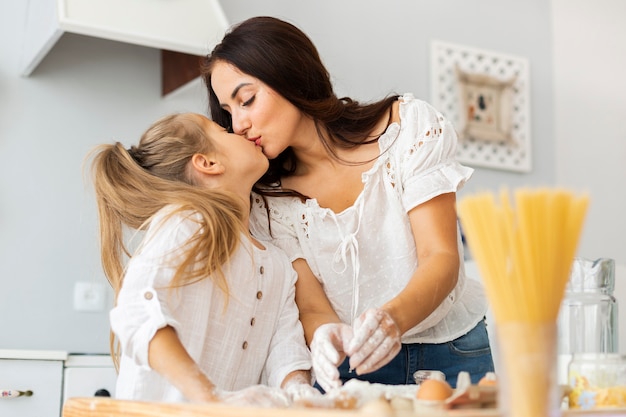 Familie momenten moeder en dochter kussen