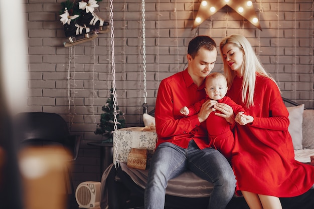 Familie om thuis te zitten op een bed