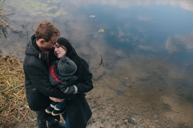 Gratis foto familie omarmen bij vijver