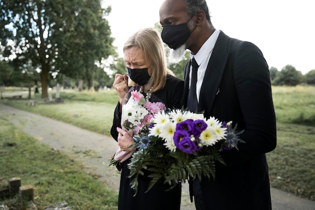 Familie op bezoek bij graf van dierbare