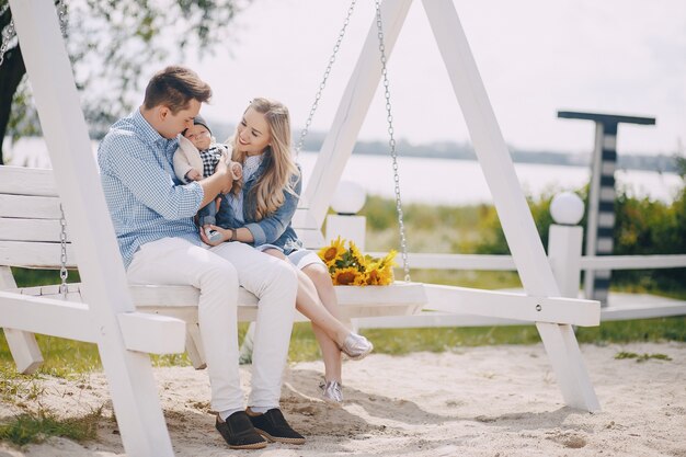 familie op een schommel