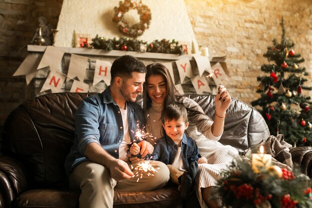 Familie op Kerstmis met de lichten van Bengalen