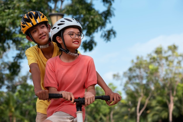 Familie op middellange afstand die buiten fietst