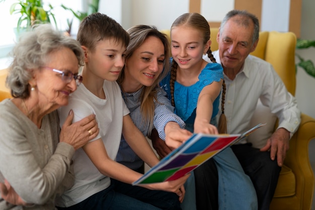 Familie op middellange afstand die samen strips leest